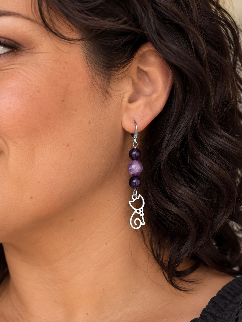 Boucles d’oreilles pendantes en améthyste et chat argenté