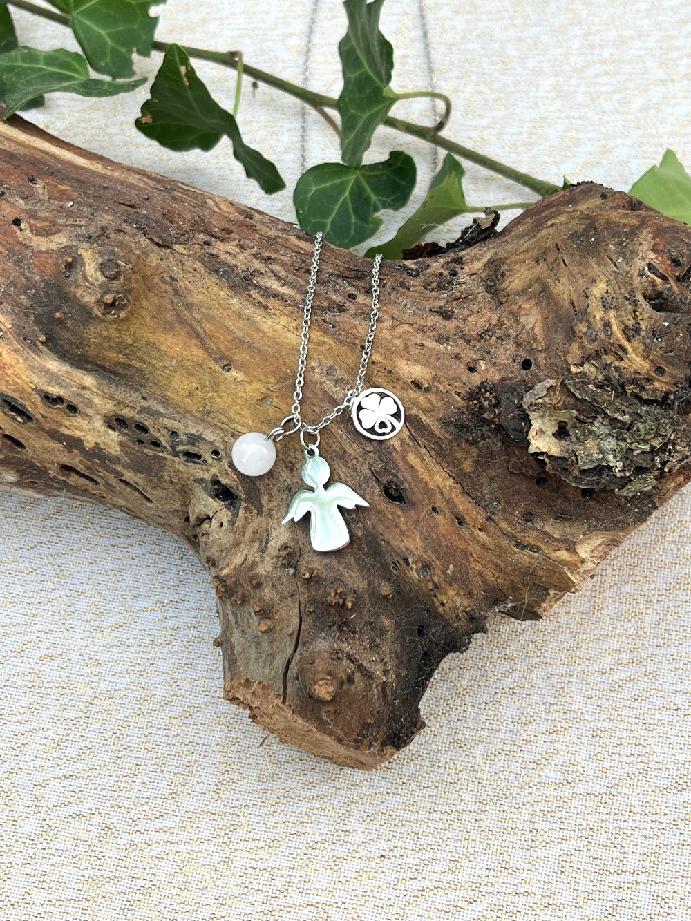 collier en pierres naturelles angélite ceriz sur le gato