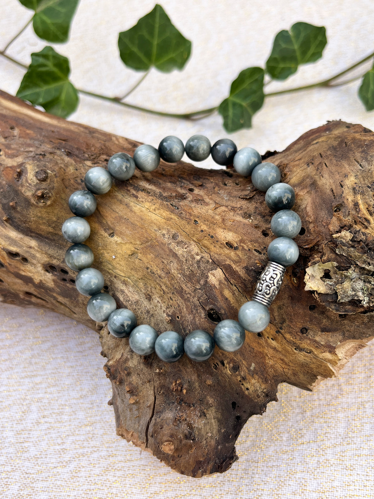 Bracelet oeil de faucon pierres naturelles ceriz sur le gato