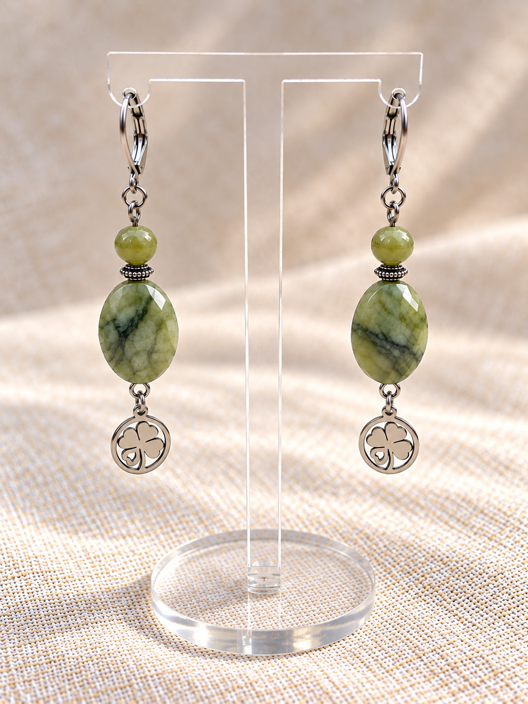 Boucles d'oreille jade trèfle pierres naturelles ceriz sur le gato