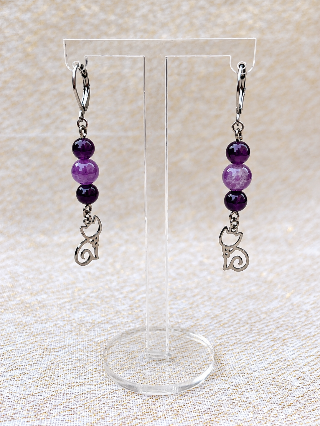 Boucles d’oreilles pendantes en améthyste et chat argenté