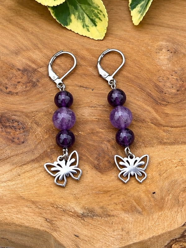 Boucles d’oreilles pendantes en améthyste et papillon argenté