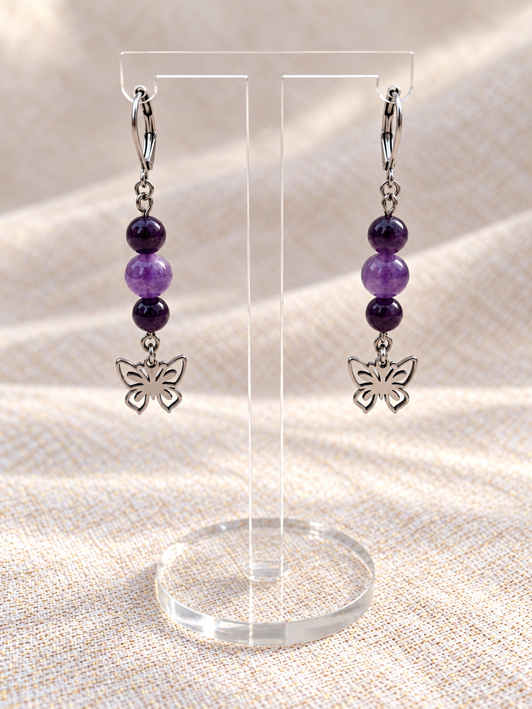 Boucles d’oreilles pendantes en améthyste et papillon argenté