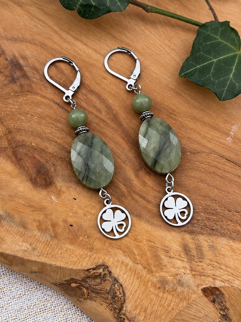 Boucles d'oreille jade trèfle pierres naturelles ceriz sur le gato
