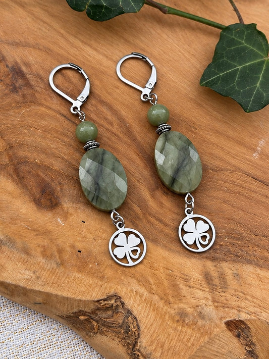 Boucles d'oreille jade trèfle pierres naturelles ceriz sur le gato