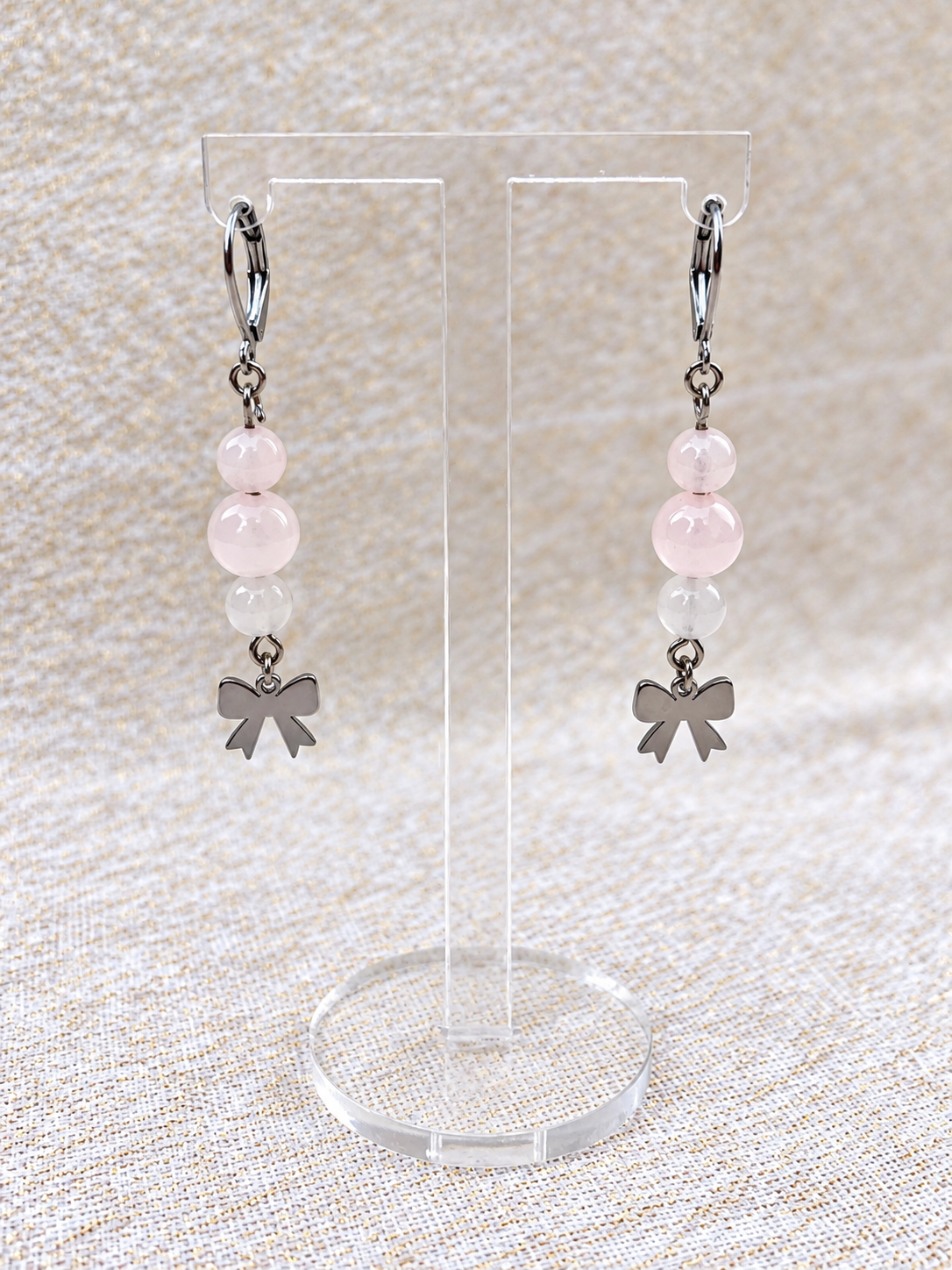 Boucles d’oreilles pendantes en quartz rose et noeud argenté