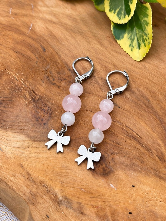 Boucles d’oreilles pendantes en quartz rose et noeud argenté