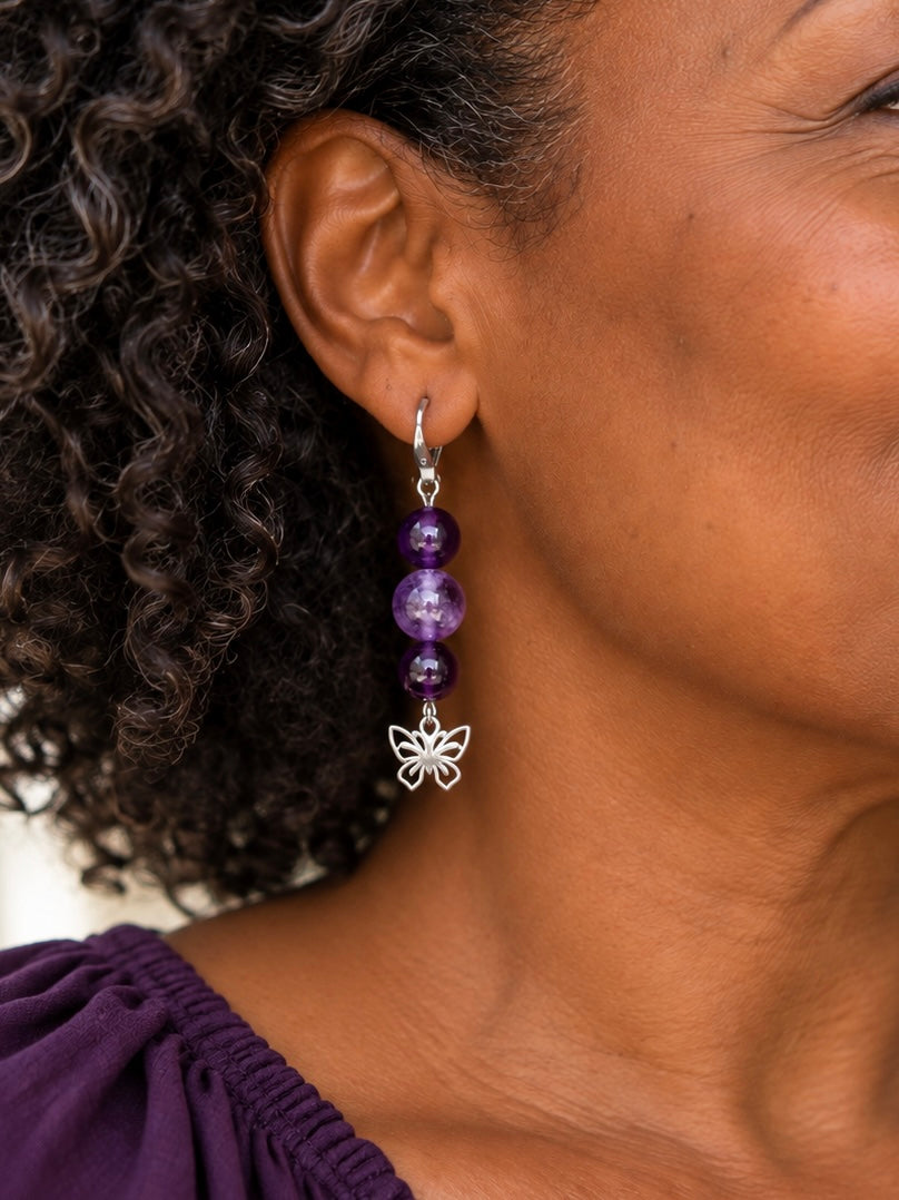 Boucles d’oreilles pendantes en améthyste et papillon argenté