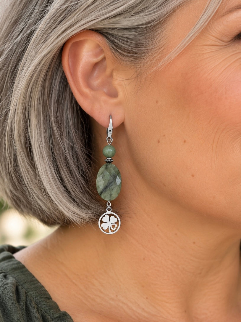 Boucles d'oreille jade trèfle pierres naturelles ceriz sur le gato