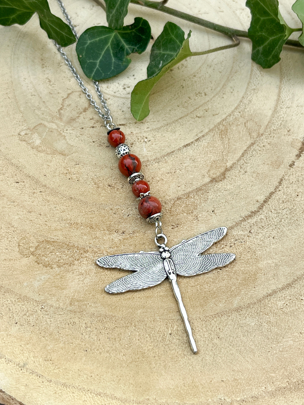 Collier Libellule et pierres naturelles Jaspe rouge