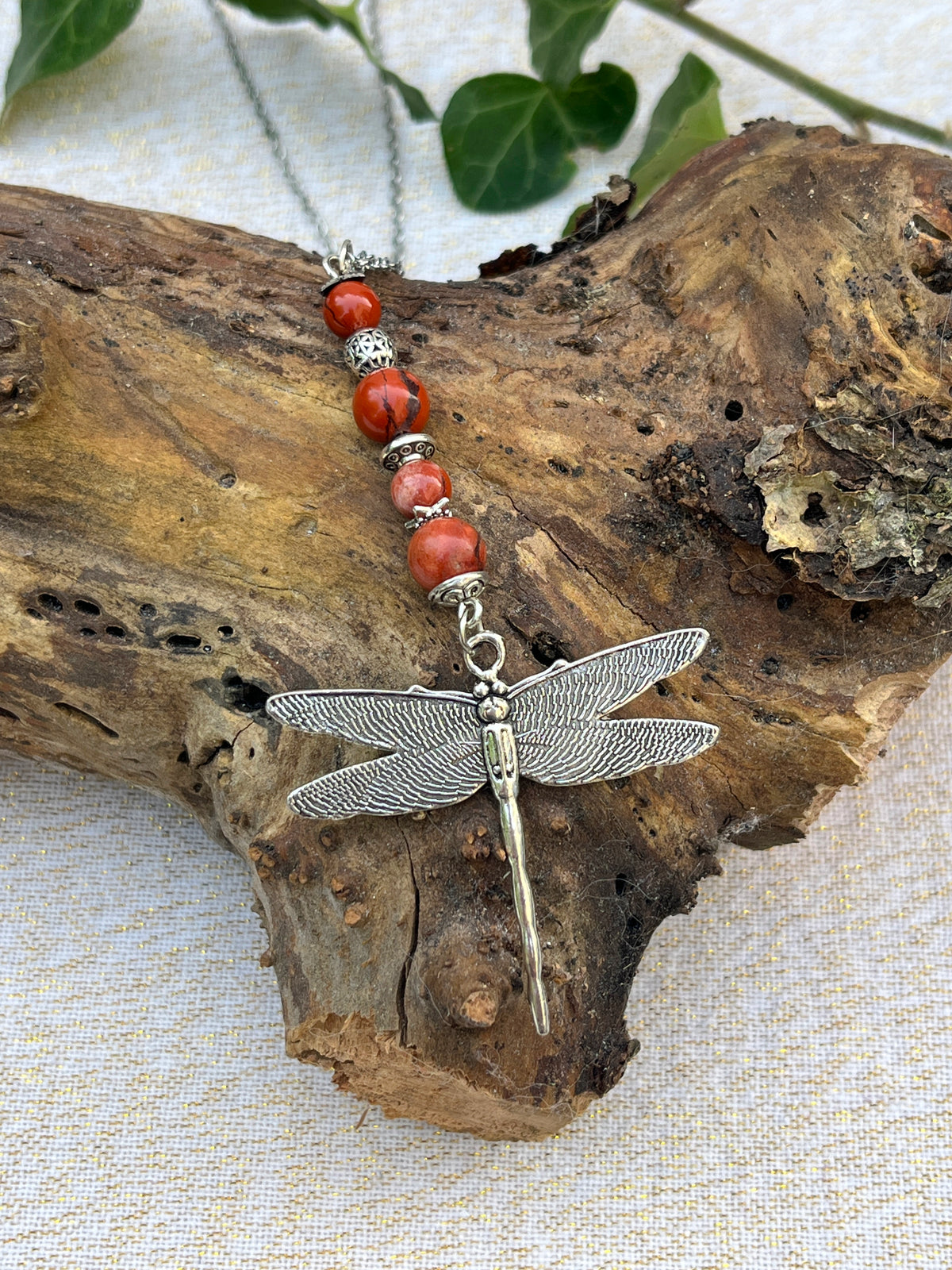 Collier Libellule et pierres naturelles Jaspe rouge