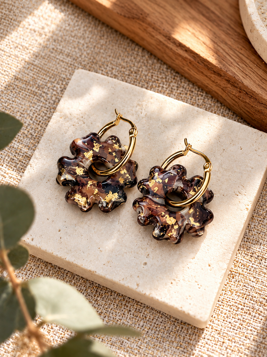 Boucles d’oreilles créoles en pâte polymère – Effet marbré et éclats dorés