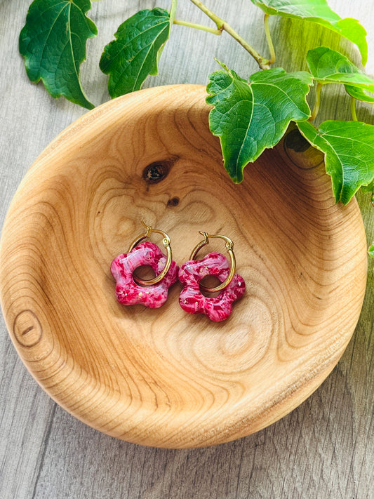 Boucles d’oreilles créoles en pâte polymère – Effet marbré rose et éclats dorés